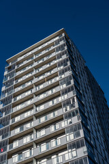 Obraz premium High rise apartment building against blue sky.