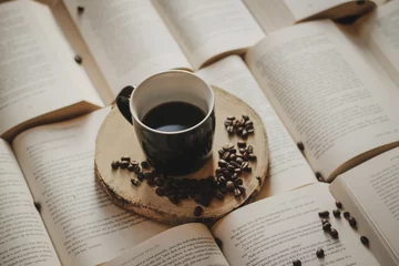 Crédence de cuisine en verre imprimé Café morning coffee, coffee beans and cup on wood and books