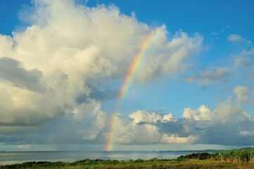 沖縄県小浜島　日の出後に現れた虹