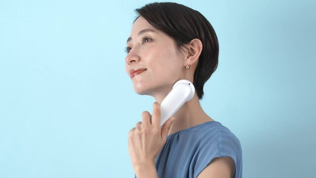美顔器を使う日本人女性