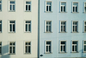 Fototapeta na wymiar windows on the building in the city