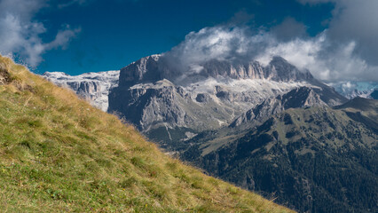 Fototapeta premium Almwiesen vor der Sellagruppe in den Dolomiten (Italien)
