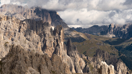 Wolken über den Bergen der Dolomiten (Italien)