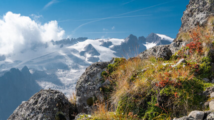 Blick auf den Berg Marmolata in den Dolomiten (Italien)