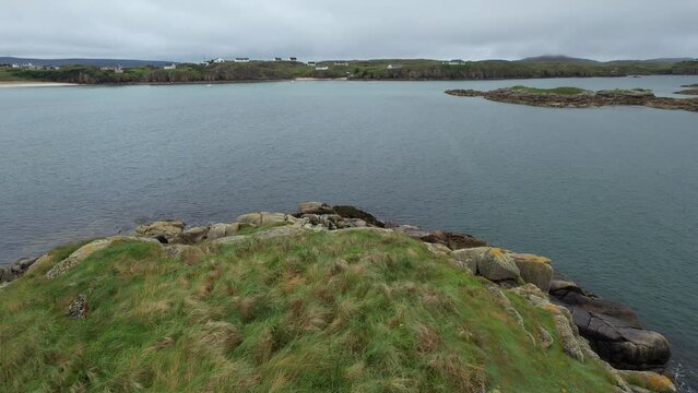 Des &icirc;les rocheuses &eacute;mergeant de l'oc&eacute;an - une vue a&eacute;rienne panoramique de l'Irlande sauvage et pr&eacute;serv&eacute;e captur&eacute;e par un drone