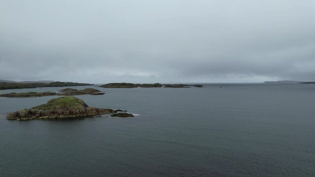 Des &icirc;les rocheuses &eacute;mergeant de l'oc&eacute;an - une vue a&eacute;rienne panoramique de l'Irlande sauvage et pr&eacute;serv&eacute;e captur&eacute;e par un drone