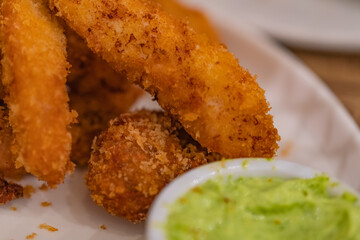 fingers de pollo con salsa