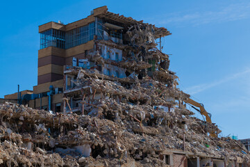 derribo controlado con maquinaria del antiguo hospital de salamanca