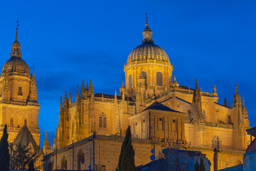catedral de salamanca iluminada al atardecer