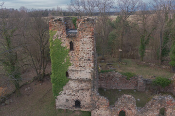 Ruiny kościoła katolickiego wybudowanego w 1500 roku, w miejscowości Straszów w Polsce....