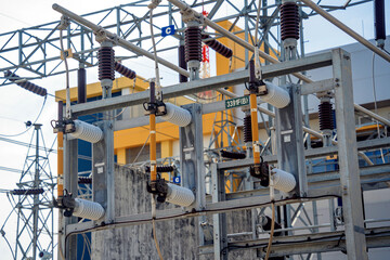 High voltage electric power plant current distribution substation