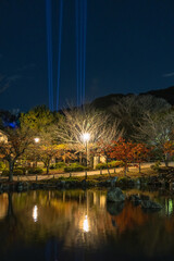 Fototapeta na wymiar 日本　京都府京都市にある円山公園の日本庭園　ひょうたん池と夜景