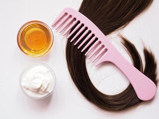 Ingredients for a homemade mask to moisturize hair and reduce frizz: natural yogurt and honey