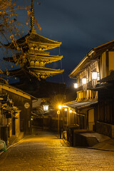 Obraz premium 日本 京都府京都市の夜になってライトアップされた法観寺の五重塔と八坂上町の町並み