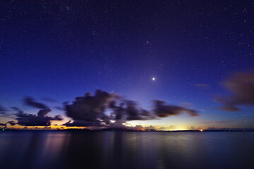 Fototapeta na wymiar 沖縄県小浜島トゥマールビーチから見た夜明け前の星空