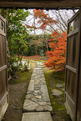 日本　京都府京都市にある金福寺の庭園に続く門と紅葉