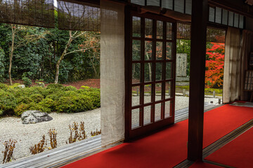 Fototapeta na wymiar 日本　京都府京都市にある金福寺の本堂から見える庭園と紅葉