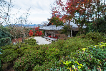 Obraz na płótnie Canvas 日本　京都府京都市にある金福寺の庭園と紅葉