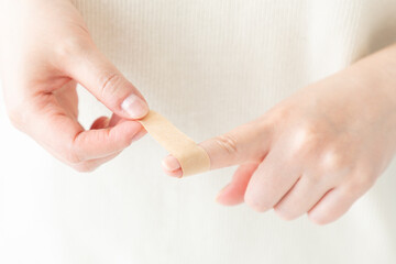 絆創膏を貼るイメージ03