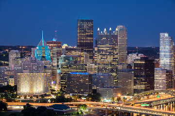 Obraz premium Cityscape of Pittsburgh and Evening Light. Fort Pitt Bridge. Maryland. USA