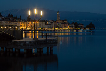 Fototapeta premium Panorama notturno di Salò - Brescia