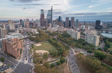 Philadelphia, Pennsylvania Skyline and Downtown, Park in Foreground. - obrazy, fototapety, plakaty