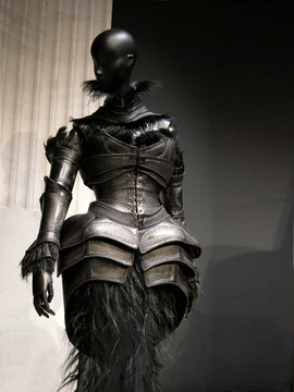 Thierry Mugler, fashion designer. Shell with articulated arms and coordinated neckband. Skirt and pumps. Carved leather, cop and egret feather -  haute couture, 1997.