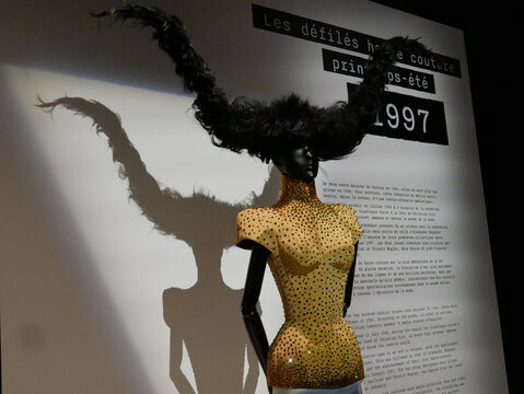 Alexander McQueen pour Givenchy, haute couture, 1997. Corset and pants. Silk ottoman embroidered with topaz crystals. Wig : Nicolas Jurnjack.