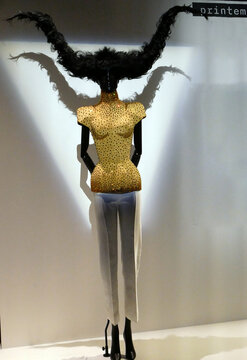 Alexander McQueen pour Givenchy, haute couture, 1997. Corset and pants. Silk ottoman embroidered with topaz crystals. Wig : Nicolas Jurnjack.