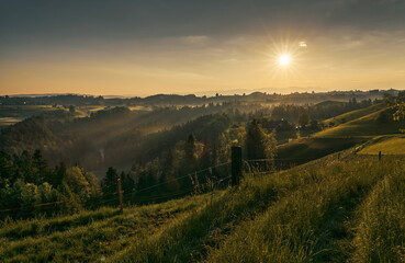 Fototapeta na wymiar Sonnenaufgang über der Hügellandschaft bei Menzingen. 