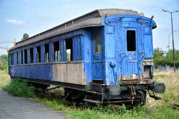 Fototapeta na wymiar old wagon on the railway