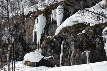 Werk des Frostes - Eiszapfen an einer Felswand