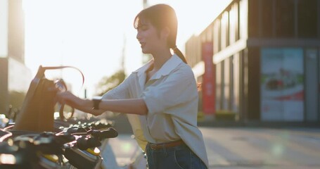 woman rent a bike commute