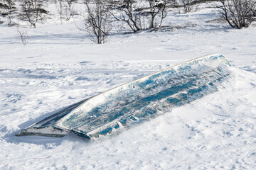 Ein verlassenes Ruderboot, festgefroren im Eis