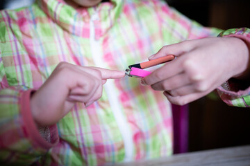 爪を切る子供の手元