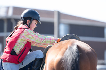 乗馬を習う子供