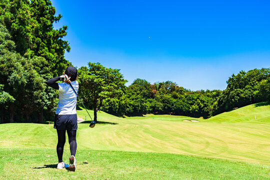 ゴルフ を プレー する 日本人 女性 ゴルファー 【 golf の イメージ 】
