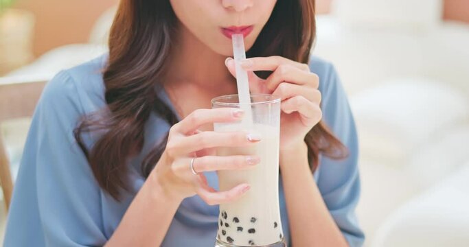 girl drink bubble tea