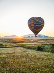 Obraz premium Hot air balloon flying over the field in Magaliesburg during sunrise, Gauteng, South Africa