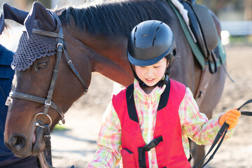 乗馬を習う子供