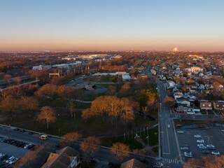 Naklejka premium Aerial view of a beautiful sunset sky over a suburban neighborhood