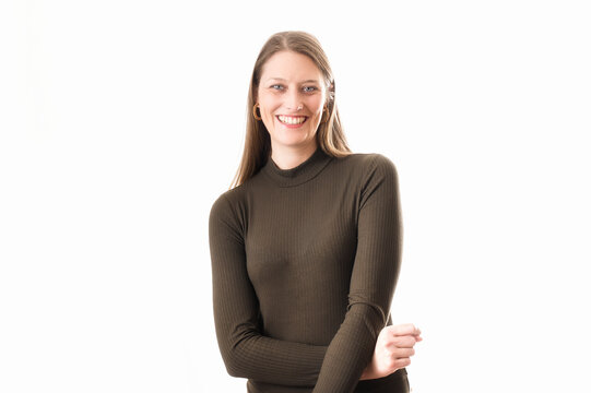 Nat&uuml;rliches Portrait einer lachenden Frau vor weissen Hintergrund