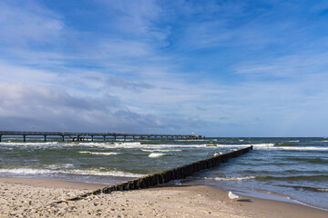 Buhne und Seebr&uuml;cke an der K&uuml;ste der Ostsee bei Graal M&uuml;ritz