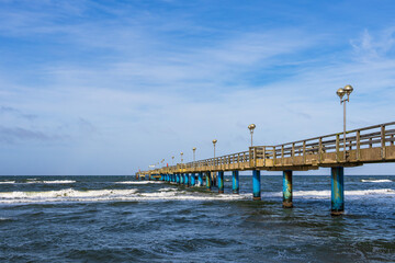 Obraz premium Seebrücke an der Küste der Ostsee bei Graal Müritz