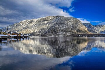 Obraz premium Hallstatt lake with Alpine ranges during winter 