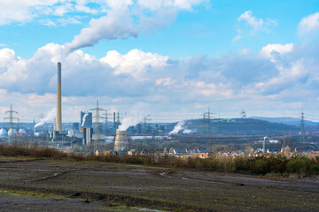 Fototapeta na wymiar Ruhrgebiet: Panorama mit Müllheizkraftwerk Essen-Karnap