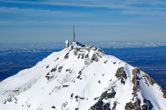 Pic du midi vu par avion par temps ensoleill&eacute; avec un ciel bleu magnifique apr&egrave;s plusieurs jours de chutes de neige