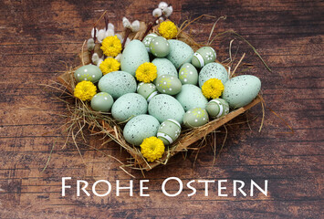 Nest mit grünen Ostereiern und dem Text Frohe Ostern.