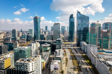 Fototapeta Warszawa, panorama miasta. Widok z drona. Niebieskie niebo i chmury.  obraz