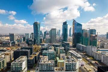 Warszawa, panorama miasta. Widok z drona. Niebieskie niebo i chmury. 